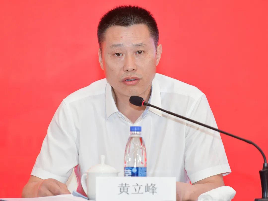 会上,镇党委副书记黄立峰通报了1～7月全镇经济运行情况,并部署下半年